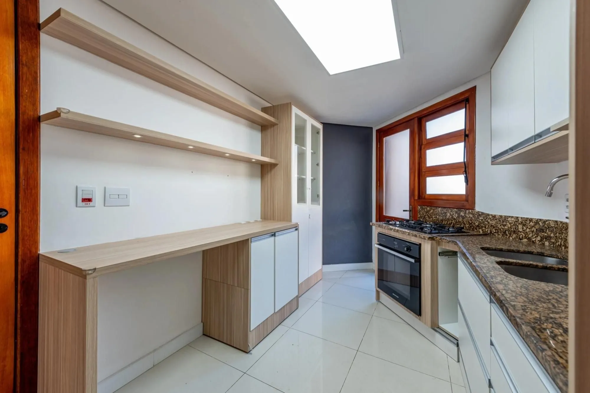 Imagem Casa em condomínio com 3 dormitórios, suíte e 2 vagas.
