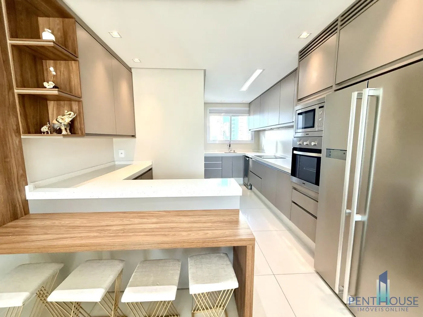 Imagem Apartamento Zona Central para Venda em Balneário Camboriú, CENTRO, 4 dormitórios, 2 suítes, 3 banheiros, 2 vagas