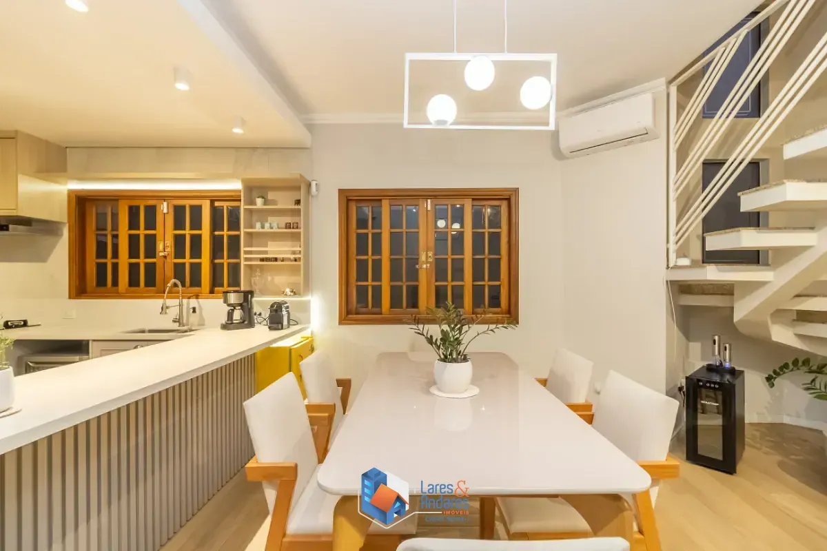 Imagem Sobrado para venda em Santa Teresinha com 3 quartos, sendo 3 suítes, 185m²