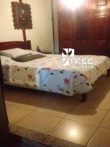 Imagem LOCAÇÃO DE CASA RESIDENCIAL/COMERCIAL NO CENTRO DE ARUJÁ/SP, com 2 quartos, sala c/ 2 ambientes, varanda na frente e nos fundos e 1 vaga. CONSULTE-NOS