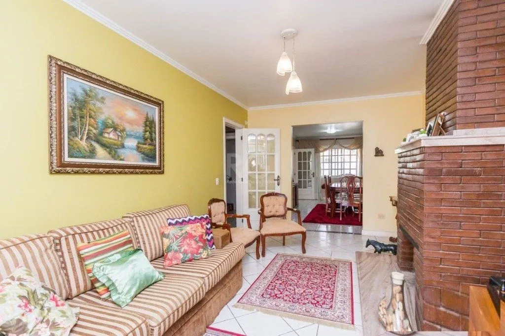 Imagem Casa para Venda - 258m², 3 dormitórios, sendo 1 suites, 4 vagas - Teresópolis