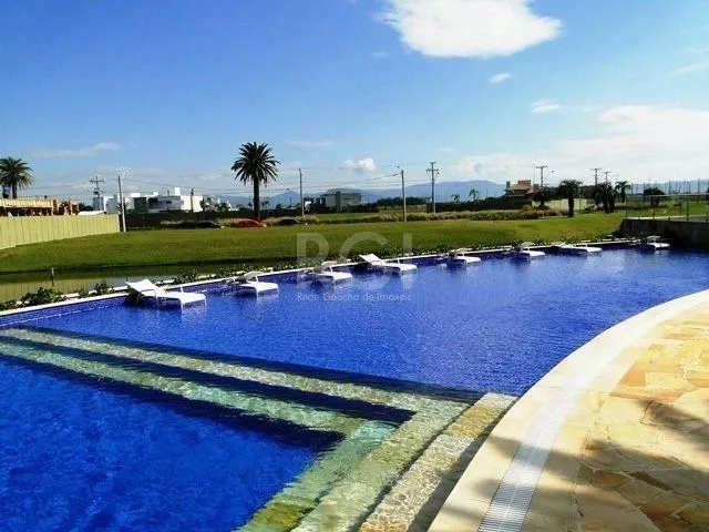 Imagem Excepcional sobrado 5 dormitórios com 5 suítes, totalmente mobiliado e ricamente decorado a beira lago em Xangrilá, no Condomínio Enseada.