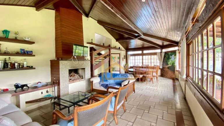 Imagem Casa com 5 dormitórios sendo 2 suítes à venda, 220 m² por R$ 990.000 - Golfe - Teresópolis/RJ