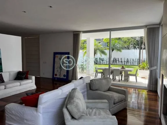 Imagem Casa com 850m² de área construída num terreno de 1.125m², Com projeto arquitetônico de João Ar...