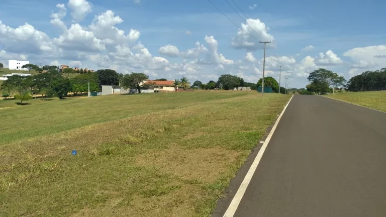 Imagem OPORTUNIDADE CONDOMÍNIO RIVIERA SANTA CRISTINA TERRENO 450,00 M ASFALTO ENERGIA ÁGUA MARAVILHOSA REPRESA 2 CLUBES REQUINTE EM MORAR BEM