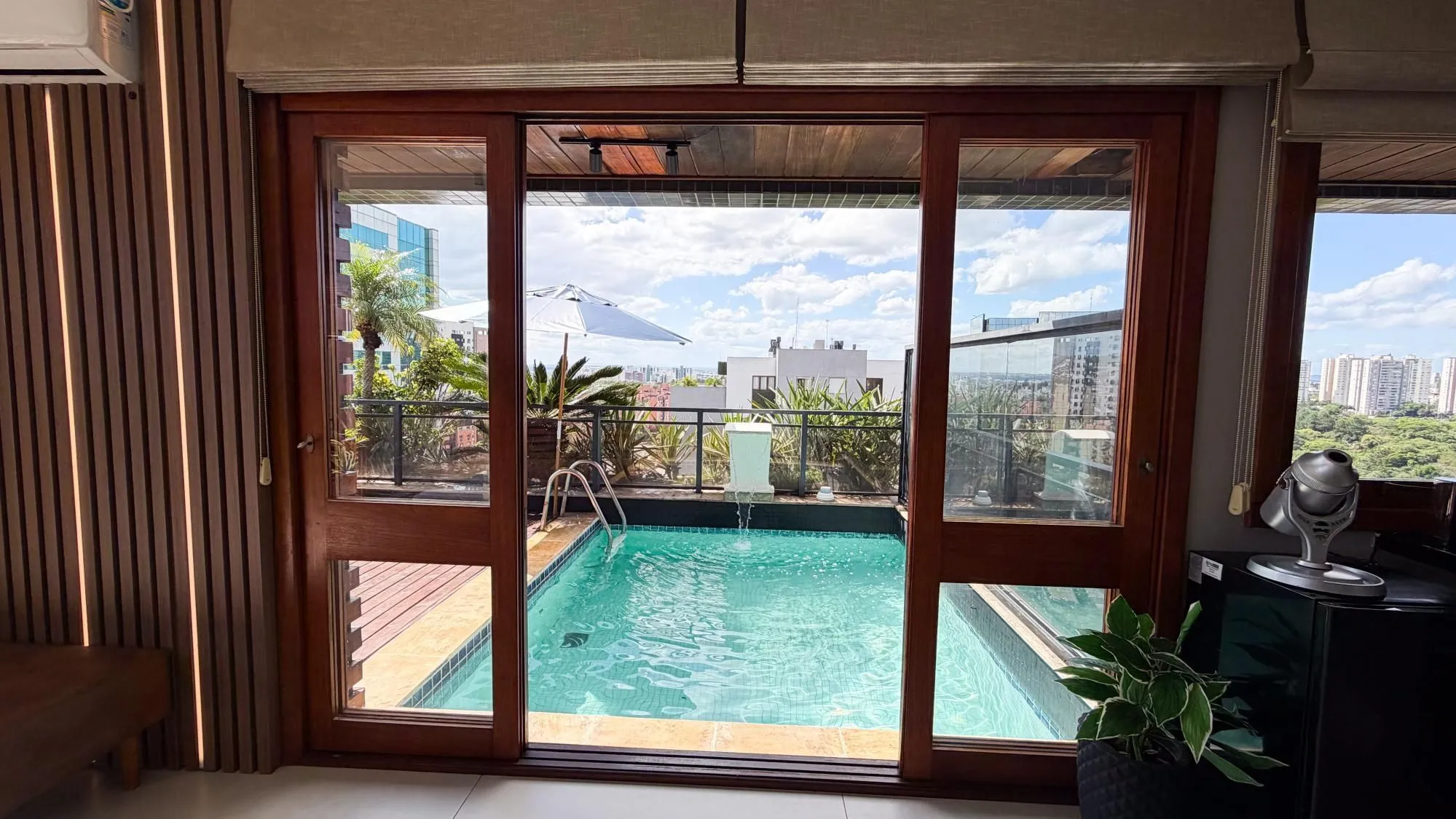 Imagem Vende-se linda cobertura com 3 quartos (1 suíte), 209m², 2 vagas e piscina - Três Figueiras