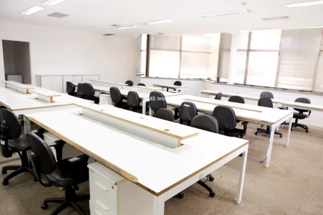 Imagem Andar comercial com 888m² na Av. das Nações Unidas.