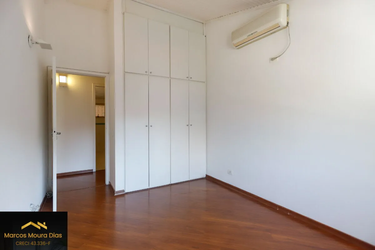 Imagem Casa no Sumaré com 3 Dormitórios ( 1 suíte), 359m² com Piscina, Elevador, Churrasqueira e 6 Vagas de Garagem