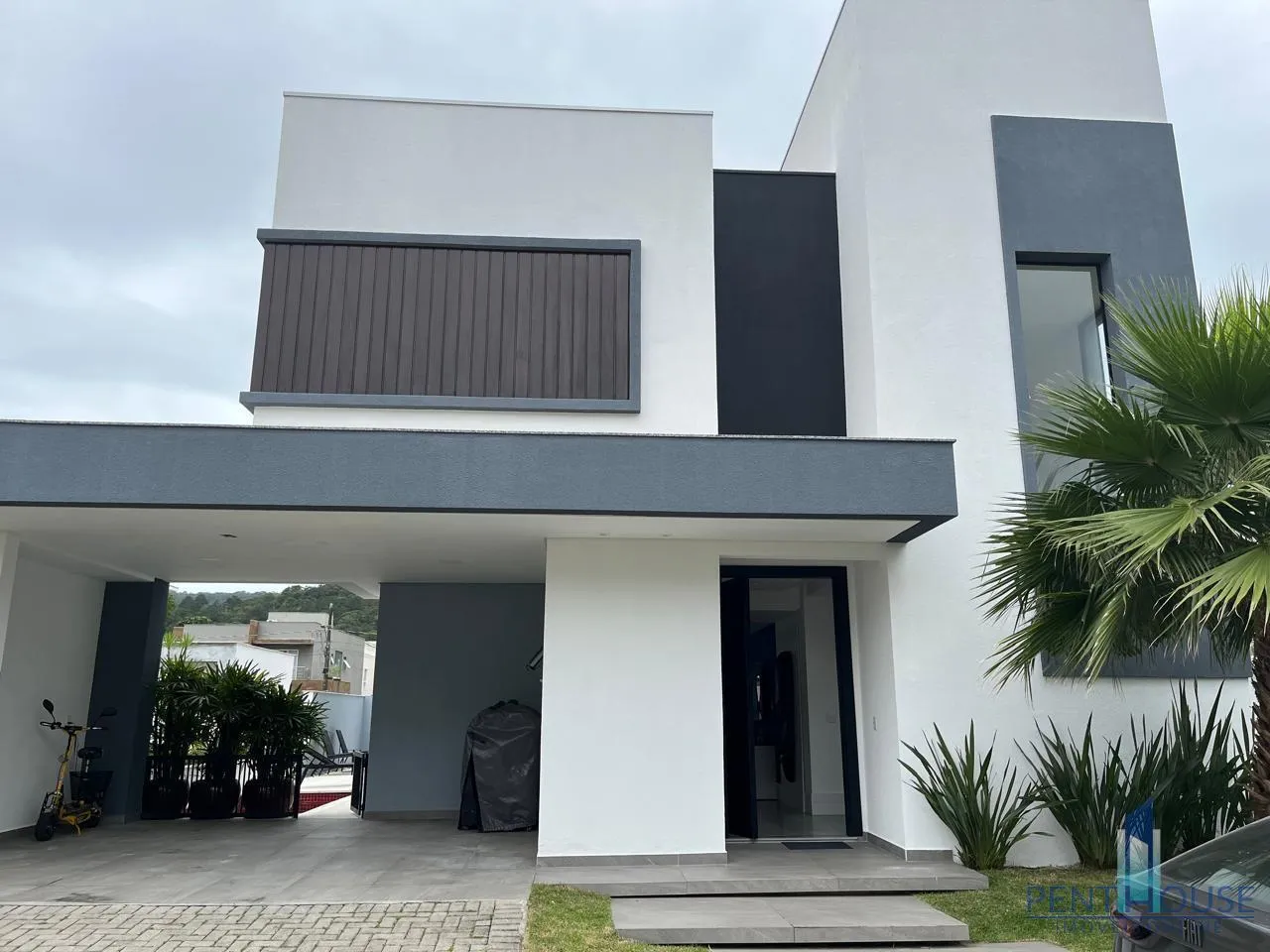 Foto do imóvel Casa em Condomínio para Venda em Balneário Camboriú, BARRA, 4 dormitórios, 2 suítes, 4 banheiros, 2 vagas em Rua Emanuel Rebelo dos Santos, 290 - BARRA, Balneário Camboriú - SC