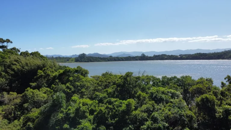Imagem Terreno Único com Vista Deslumbrante para a Lagoa e Montanhas!