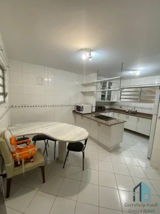 Imagem Sobrado em condomínio, 03 quartos c/suíte, área Gourmet com Churrasqueira no Bairro Guabirotuba em Curitiba PR