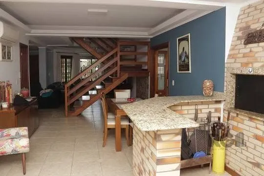 Imagem Excelente casa de 287m² com 3 dormitórios e 4 vagas.