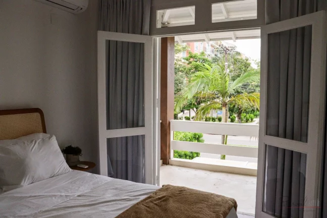 Imagem Casa reformada, mobiliada e decorada na Av Buzios em Jurere Internacional. Localizada em frente ao H...