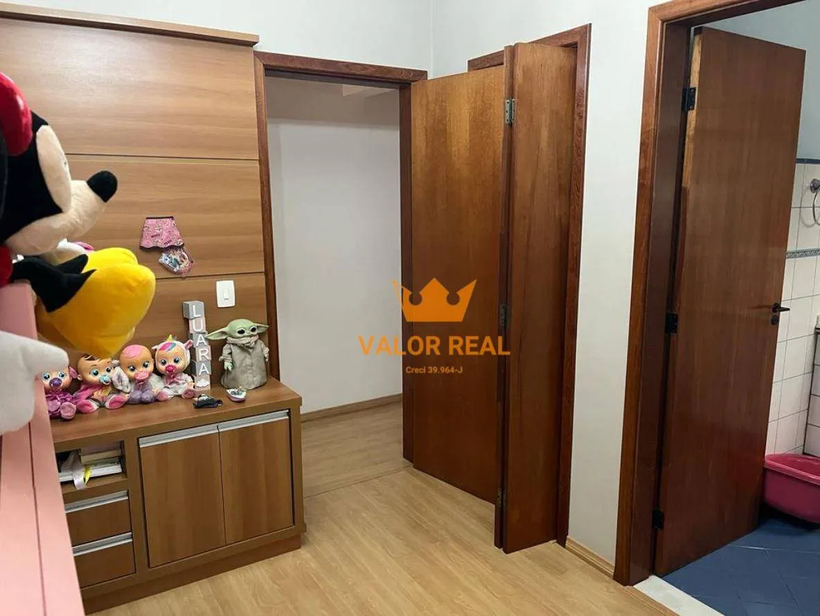 Imagem Casa de noivos em rua tranquila e com segurança. AT 394 m2, 3 Dorm, 2 Suites, Salão de Festas, R$ 790.500
