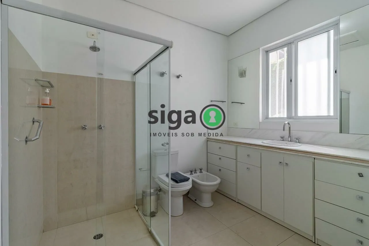 Imagem Casa Assobradada no Jardim Europa, com 3 suítes, Mobiliado, 2 vagas, para Venda ou locação.
