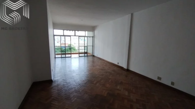 Imagem Imóvel Exclusivo na Tijuca: Apartamento com 4 Quartos, 2 Suítes, 3 Salas, 4 Vagas de Garagem e 160m² - Rio de Janeiro-RJ