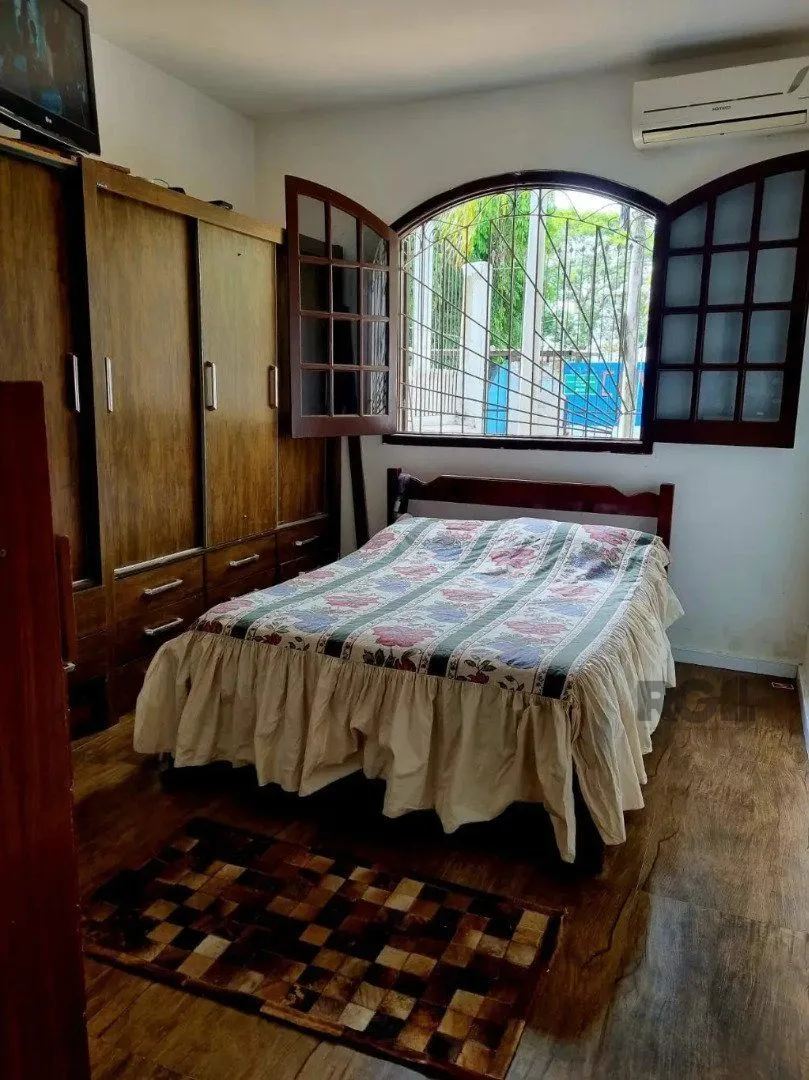 Imagem Casa térrea, 3 dormitórios, 1 suíte, living para 2 ambientes, cozinha, pátio, 2 banheiros e 4 vagas .
