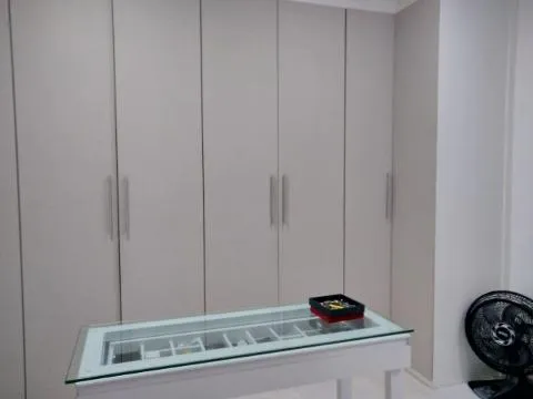 Imagem VENDA DE SOBRADO NO JARDIM VIA DUTRA, EM ARUJÁ/SP, 58m² com 3 quartos, suíte, cozinha com armários, varanda com churrasqueira e 02 vagas. CONSULTE-NOS