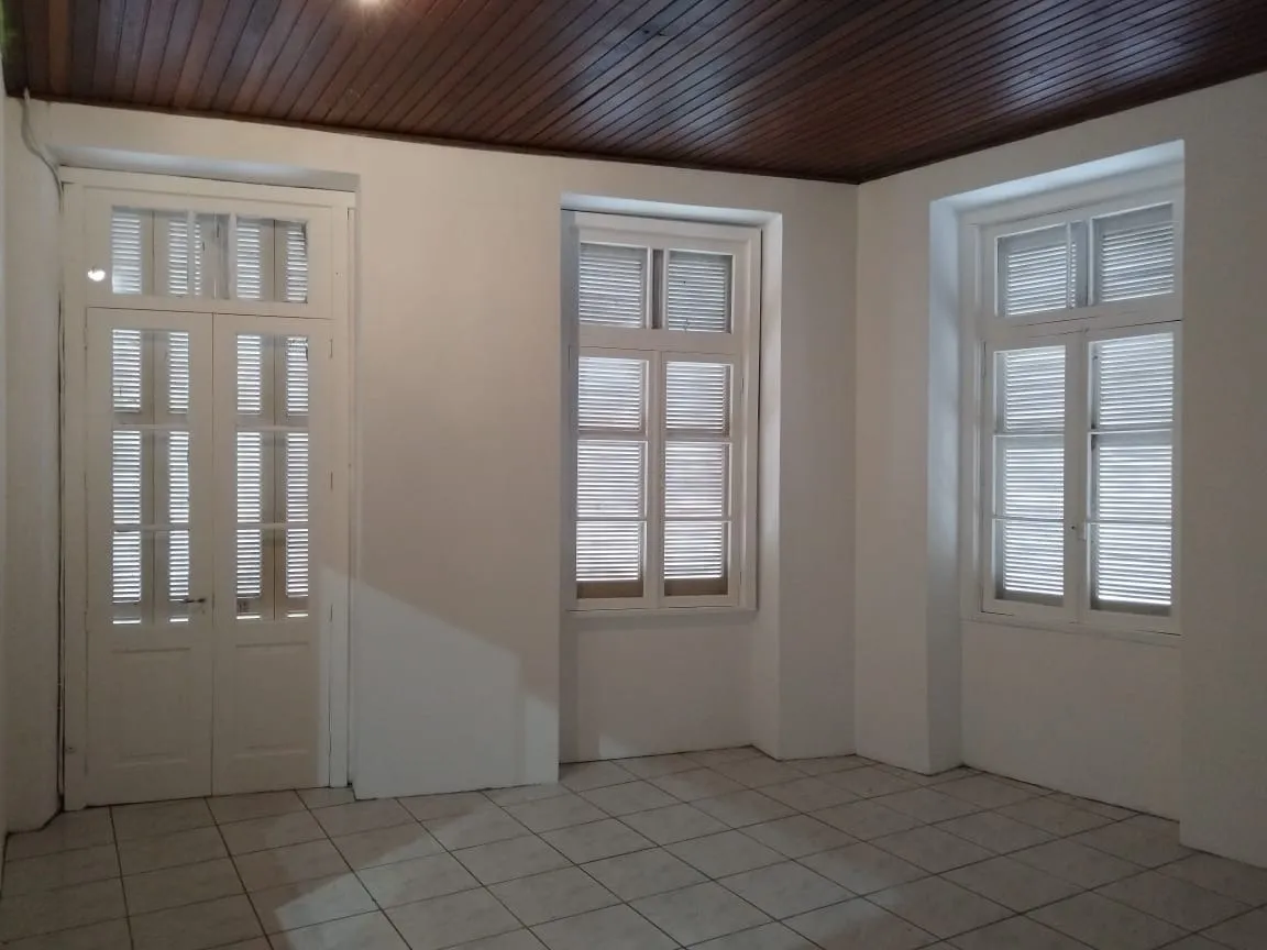Imagem Prédio comercial bem localizado, composto por duas amplas lojas, cada uma com aproximadamente 200 m...