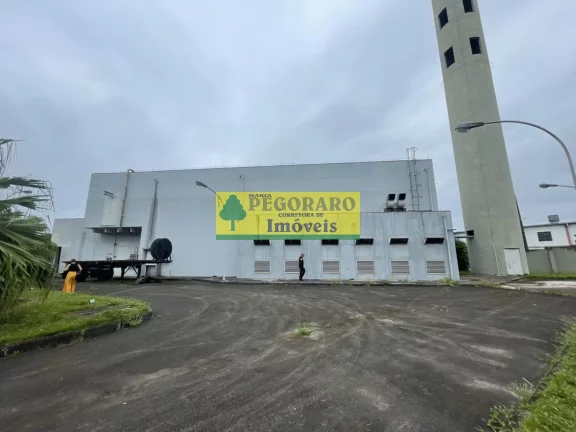 Imagem Galpão Comercial para Locação no Indaiá em Caraguatatuba-SP: 4 Salas, 4 Banheiros, 30 Vagas de Garagem, 875m² de Área.