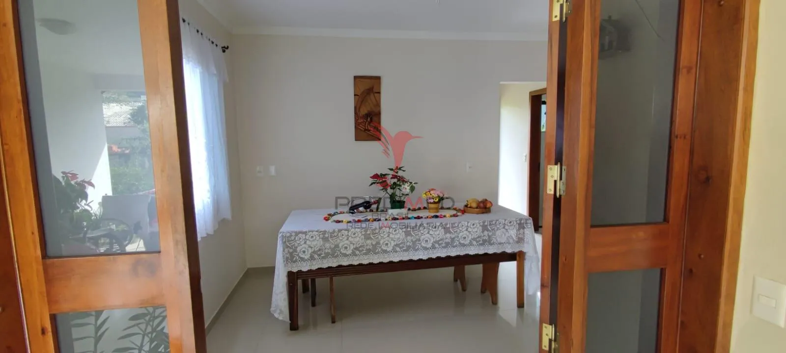 Imagem Casa com 4 Dormitórios com sacadas, sala e terreno grande