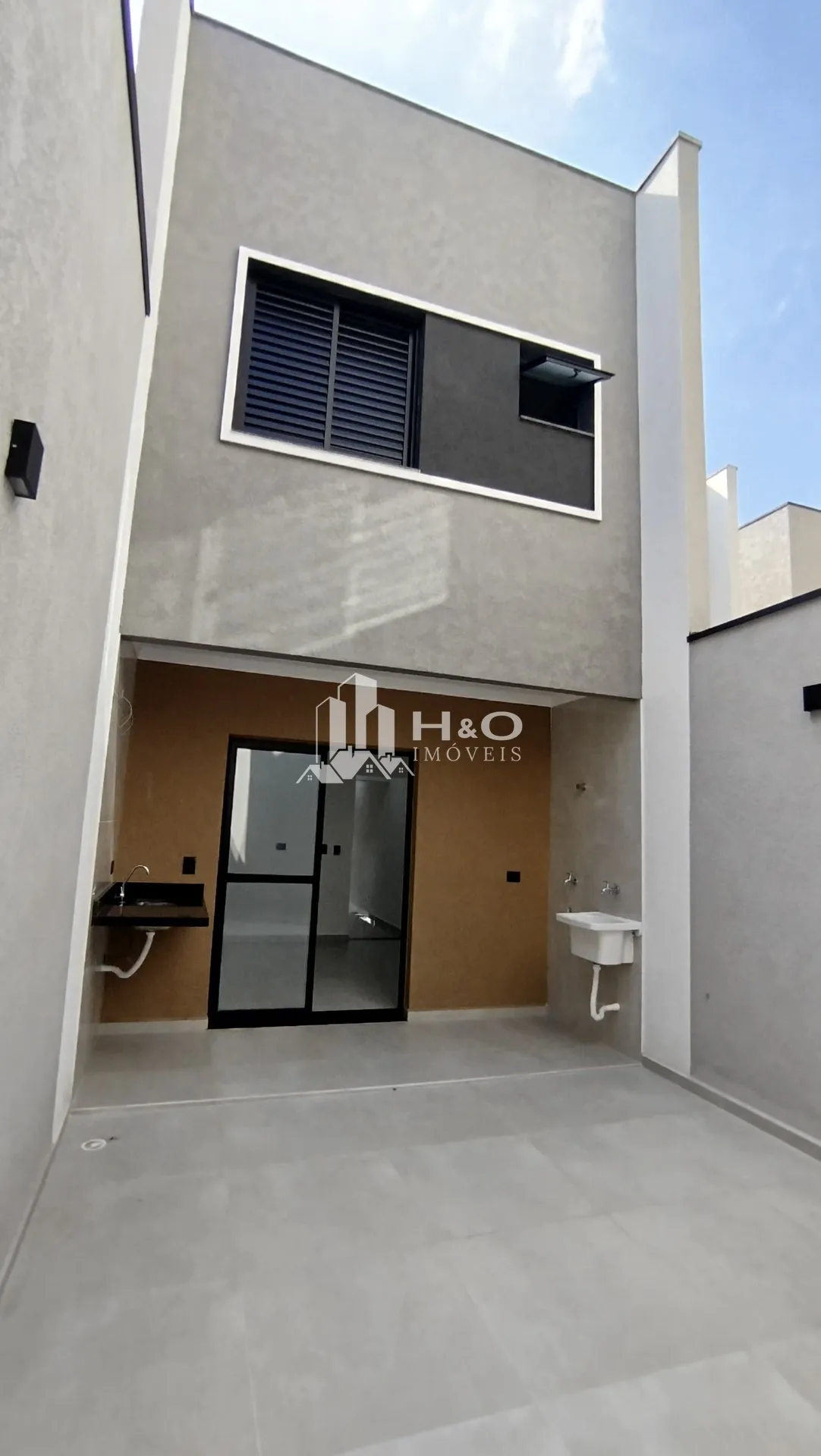 Imagem Sobrado Frontal à Venda - 3 Dormitórios (1 Suíte) - Acabamento em Porcelanato! BAIRRO JARDIM BRASILIA