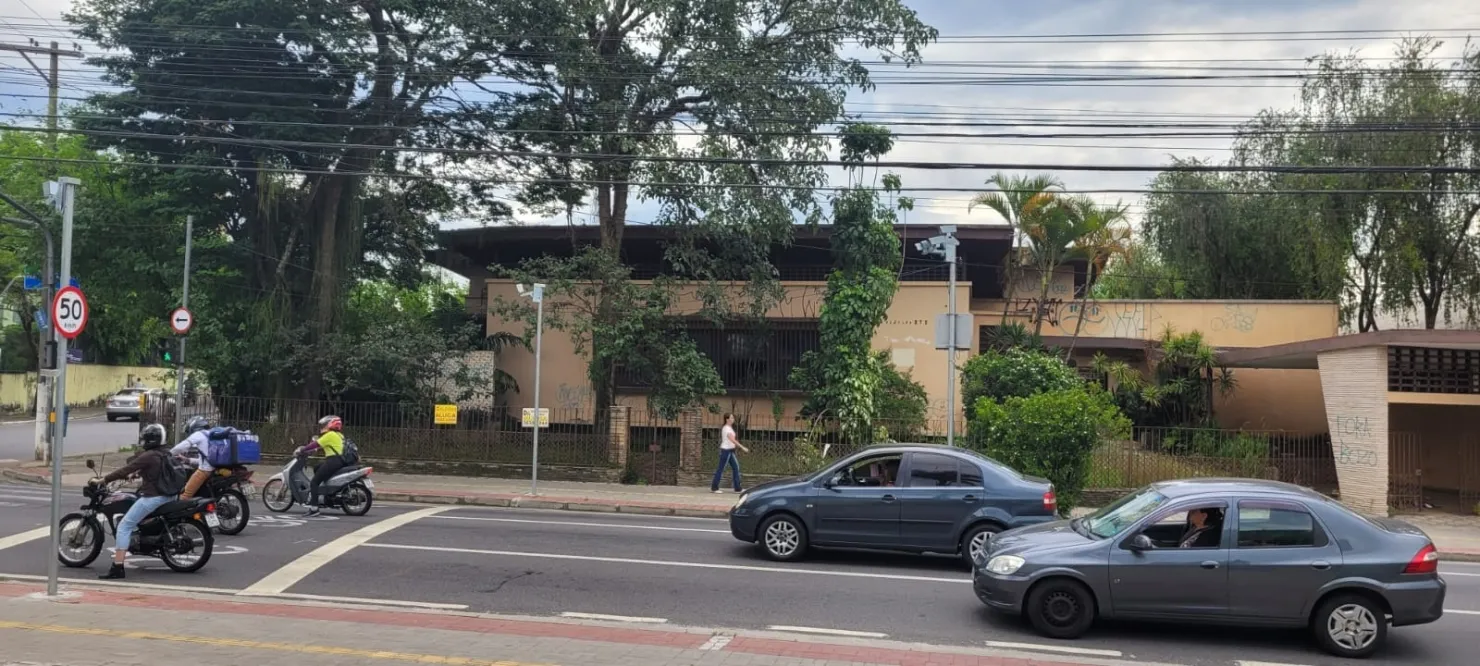 Imagem Comercial para Locação 3 Quartos, 1 Suite, 4 Vagas, 1200M², Centro, Taubaté - SP