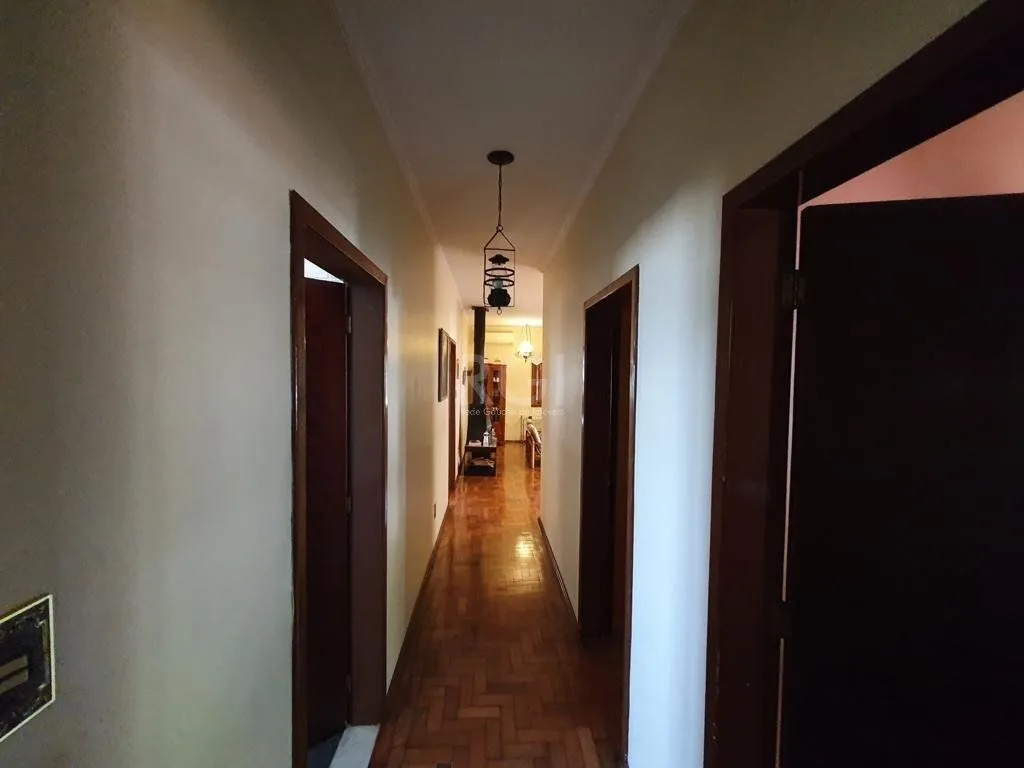 Imagem Casa para Venda - 250m², 4 dormitórios, sendo 1 suites, 4 vagas - Centro