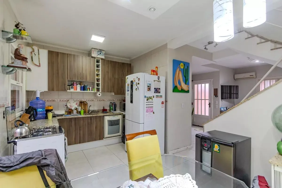 Imagem Casa de condomínio, 3 dormitórios, 1 suíte e 2 vagas cobertas no bairro Teresópolis.