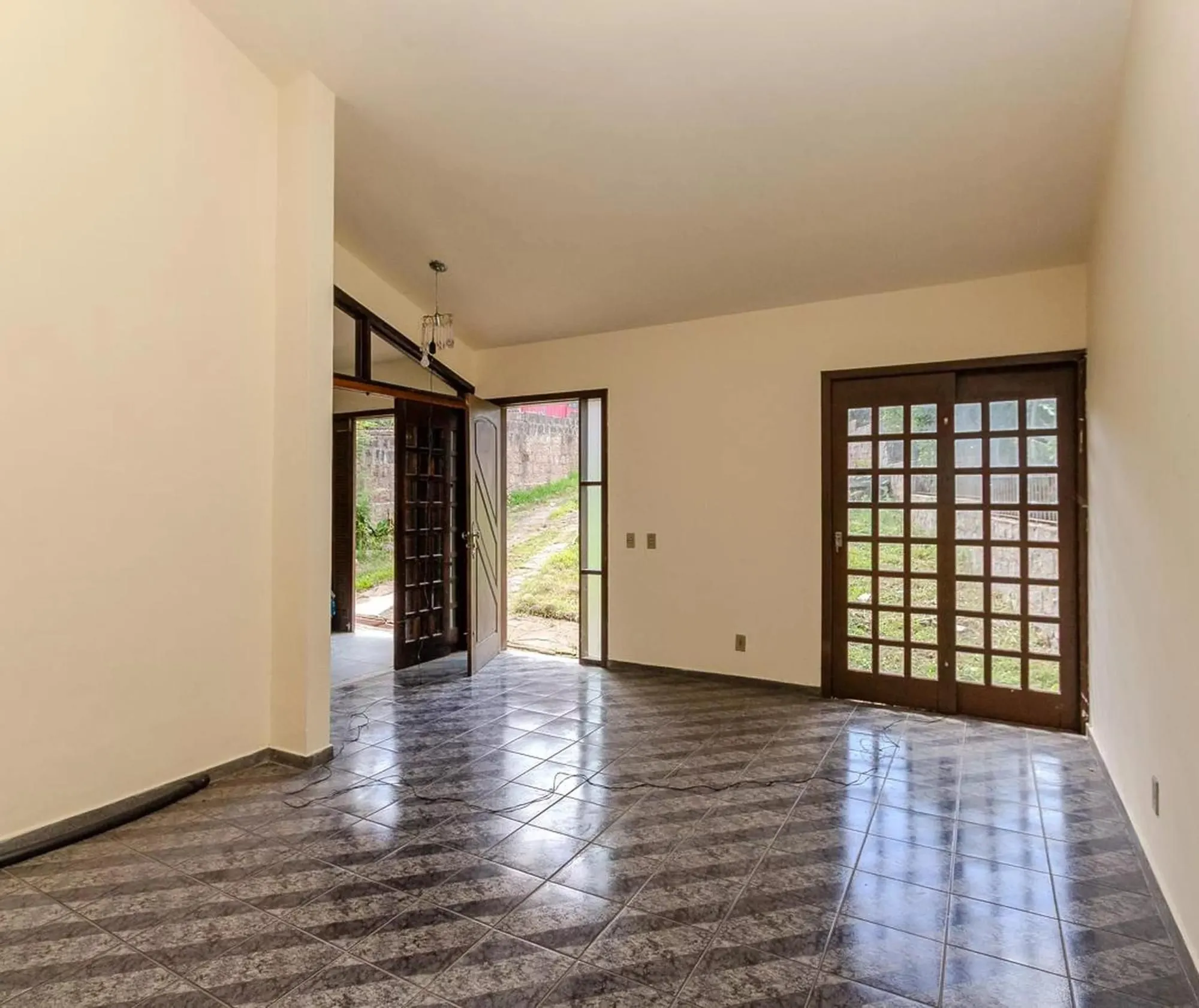 Imagem Casa à Venda na Rua da Gruta - 241,99m² - Próxima ao Hospital Divina Providência