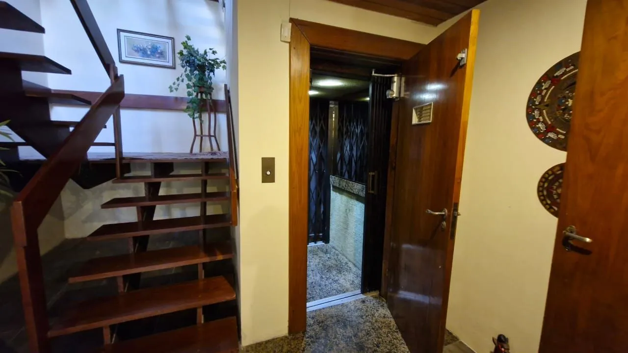 Imagem Casa de Cinema na Glória, com 500m² de área privada, 3 dormitórios, piscina, horta, lareira, elevador, gradeada 4 garagens