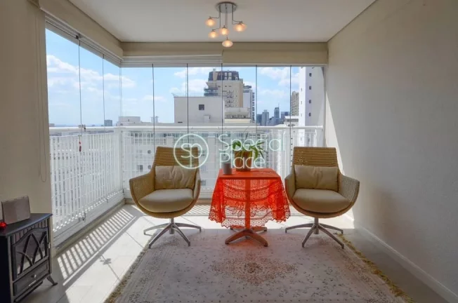 Imagem Apto duplex rico em iluminação natural, amplo living e lavabo. Possui 146m² muito bem distribuíd...
