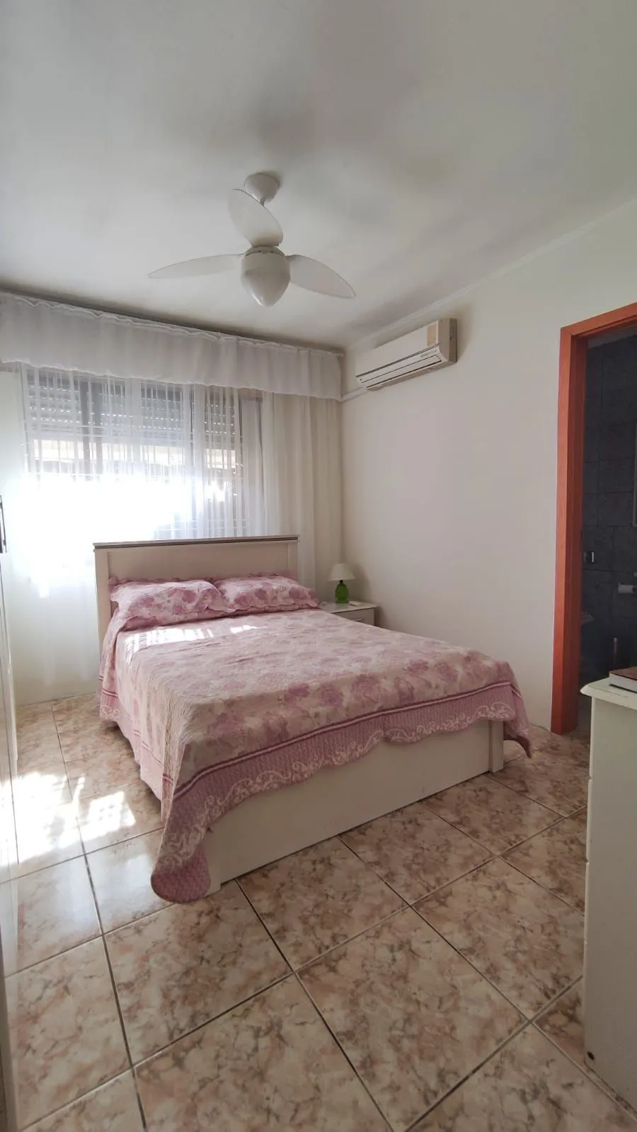 Imagem Casa com 4 Quartos e 2 banheiros e 2 Suites à Venda, 153 m² por R$ 990.000