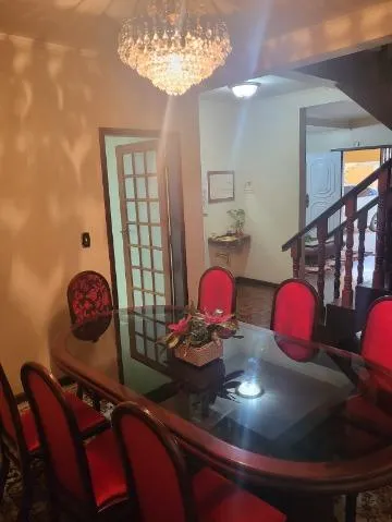 Imagem VENDA E LOCAÇÃO DE SOBRADO NA VILA VIRGÍNIA, EM ITAQUAQUECETUBA/SP, 200m² com varanda, jardim, cozinha ampla, 3 salas e suíte com hidro. CONSULTE-NOS.