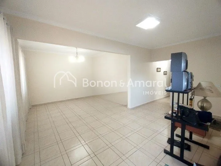 Imagem Casa à Venda com 4 Quartos no Taquaral