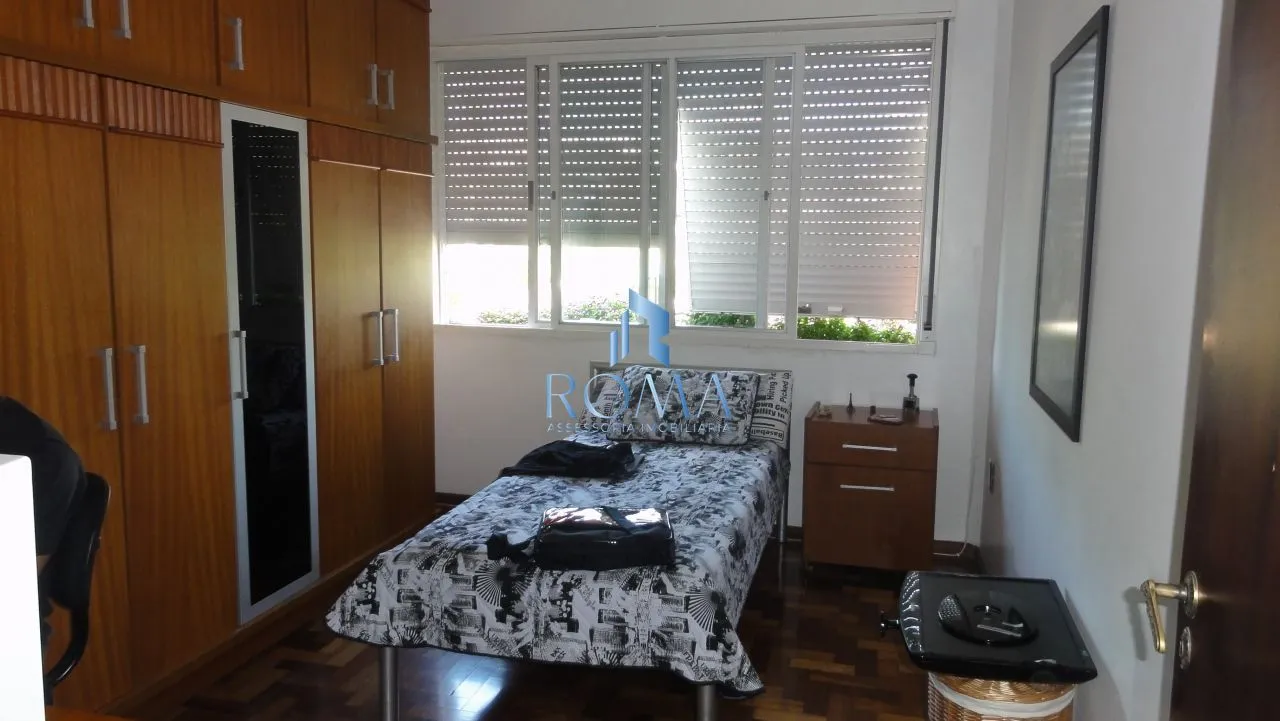 Imagem Casa à Venda no Centro de Santa Maria com 5 Dormitórios, Piscina e Salão de Fest