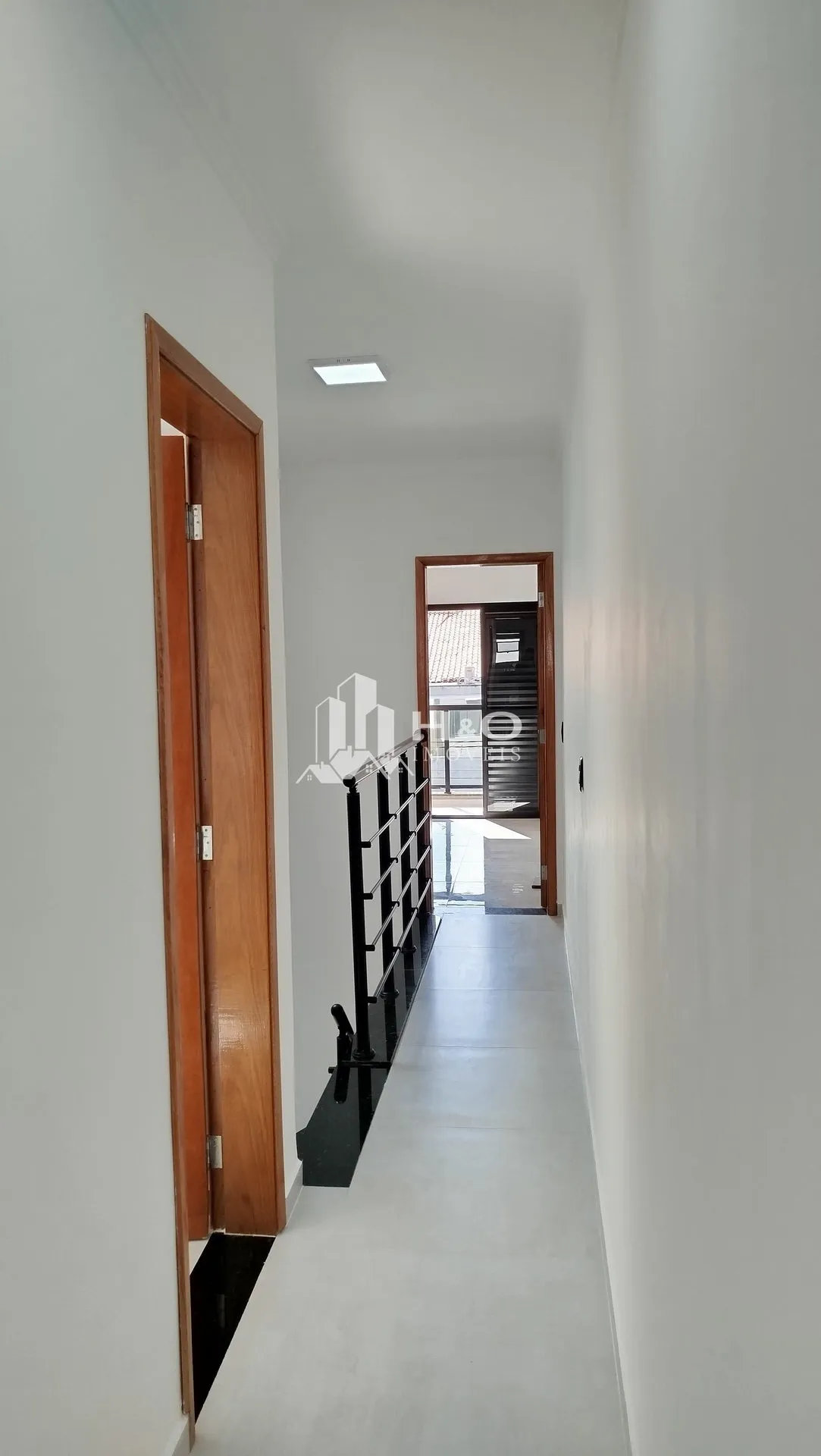 Imagem Sobrado Frontal à Venda - 3 Dormitórios (1 Suíte) - Acabamento em Porcelanato! BAIRRO JARDIM BRASILIA