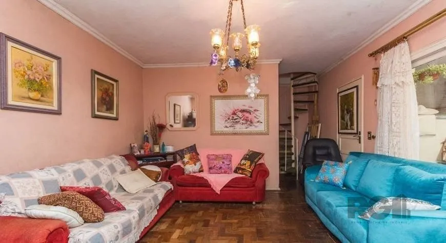 Imagem Casa 250m² - 5 dormitórios, 2 suítes e 4 vagas no bairro Santa Maria Goretti