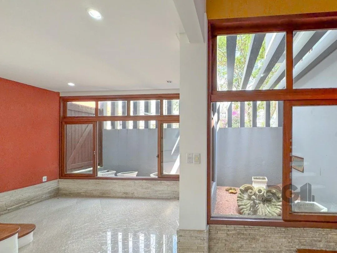 Imagem Com 4 suítes espaçosas, incluindo uma master com closet,