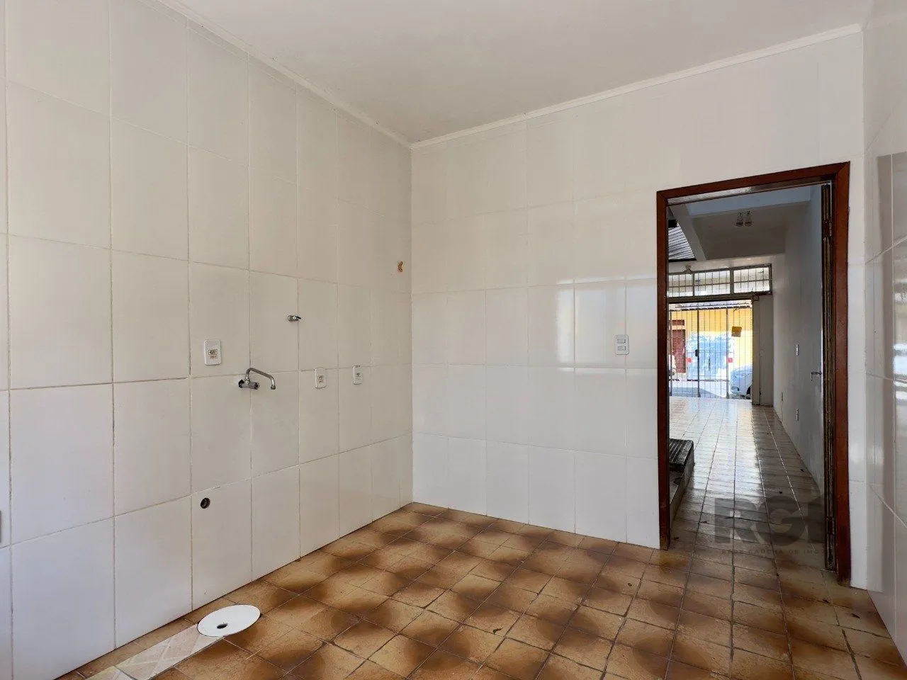 Imagem CASA COM 4 DORMITÓRIOS E PÁTIO COM CHURRASQUEIRA NO CENTRO HISTÓRICO