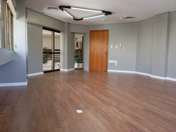Imagem Oportunidade de Investimento. Sala Comercial para venda já locada no bairro Moinhos de Vento. Invista com segurança e rentabilidade imediata.