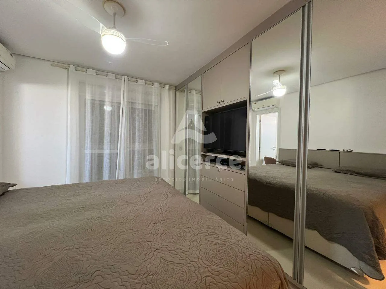 Imagem Apartamento à venda com 2 quartos 2 suítes, 80,29m² em Agronômica Florianópolis