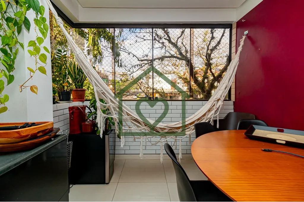 Apartamento reformado com 92m2 e vista panorâmica composto por três dormitórios sendo uma suíte ...