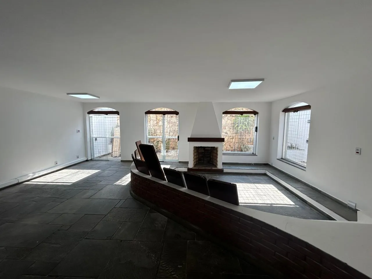 Imagem Residência Espaçosa e Moderna no Jardim Vergueiro: Três Quartos, Suíte e Ampla Área Externa