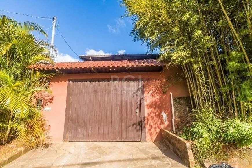 Imagem CASA DE 2 DORMITÓRIOS, PISCINA, CHURRASQUEIRA E 2 VAGAS DE GARAGEM NO BAIRRO HÍPICA