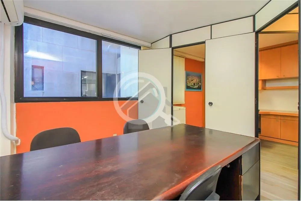 Imagem Ótima sala comercial dividida em três ambientes, mobiliada, localizada no bairro Higienópolis à ...