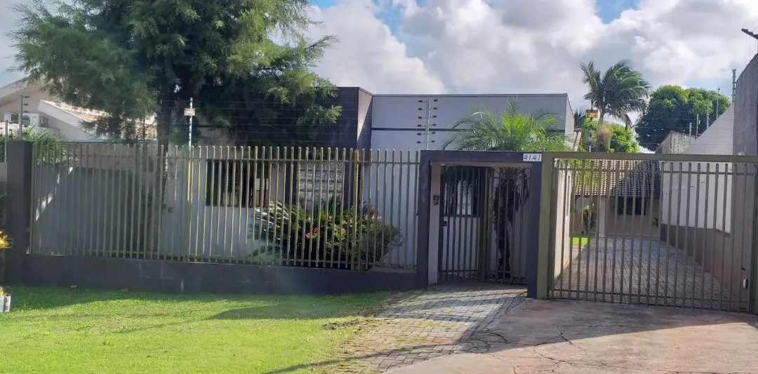 Imagem Casa com sala comercial Bairro Canadá área construída 230,00m² e terreno com 715,00m²