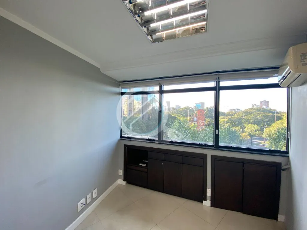 Imagem Impecável sala comercial dividida em três escritórios, recepção e toalete. Móveis planejados, ...