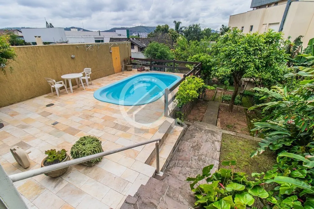 Imagem Casa com Living para três ambientes muito amplos com lareira e lavabo, copa cozinha com sacada para...