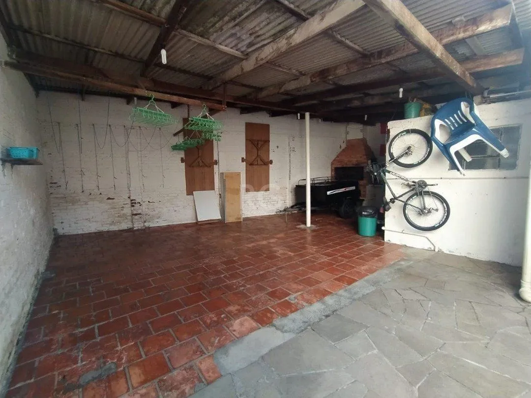 Imagem Casa para Venda - 185m², 3 dormitórios, 5 vagas - Menino Deus